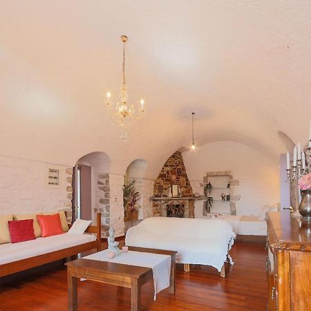 Iliana'S House - Spacious Cave House In The Center Of Areopolis Bagian luar foto