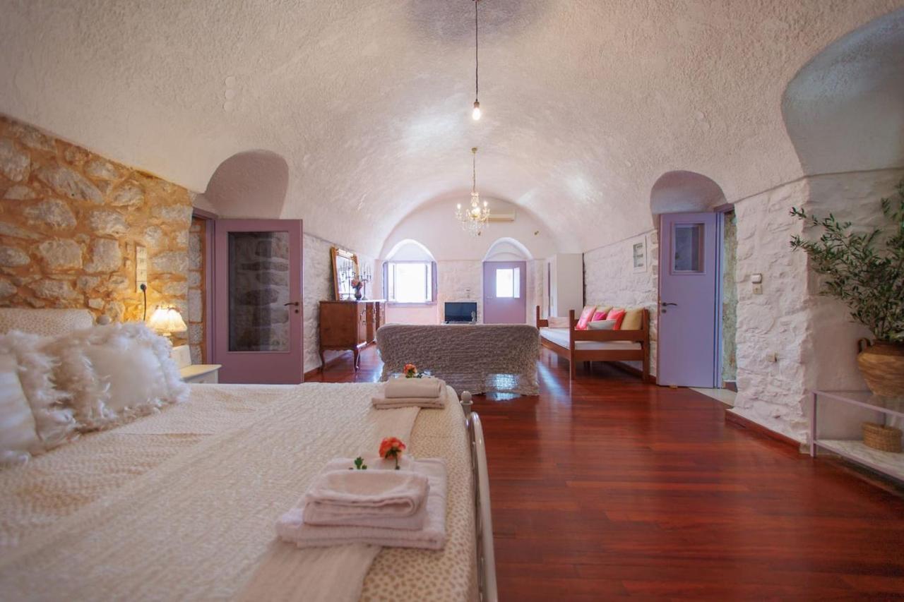 Iliana'S House - Spacious Cave House In The Center Of Areopolis Bagian luar foto