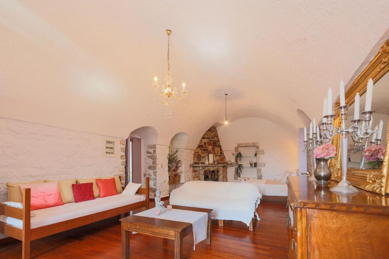 Iliana'S House - Spacious Cave House In The Center Of Areopolis Bagian luar foto