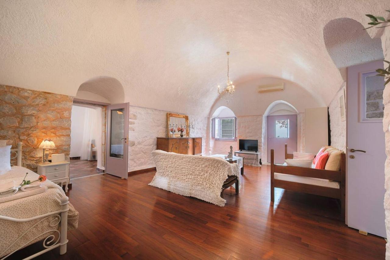 Iliana'S House - Spacious Cave House In The Center Of Areopolis Bagian luar foto